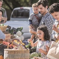 https://connect.bcbsil.com/cfs-file/__key/communityserver-blogs-components-weblogfiles/00-00-00-00-08/BrandS_2D00_family_2D00_farmersmarket.jpg