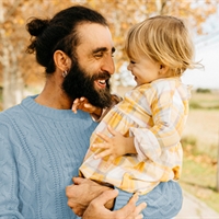 https://connect.bcbsil.com/cfs-file/__key/communityserver-blogs-components-weblogfiles/00-00-00-00-12/5086.smiling-father-holding-child.jpg