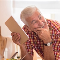 https://connect.bcbsil.com/cfs-file/__key/communityserver-blogs-components-weblogfiles/00-00-00-00-19/Senior-Couple-Smart-Device-GDP.jpg
